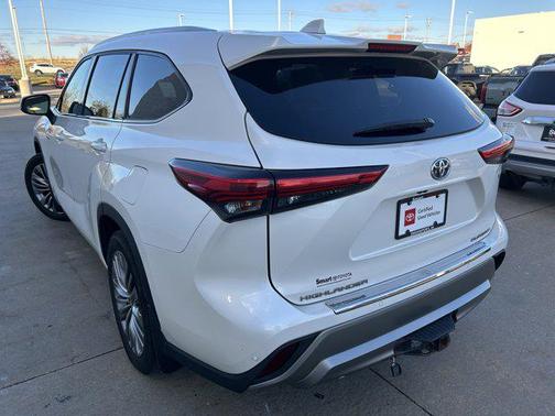 2021 Toyota Highlander Hybrid Platinum