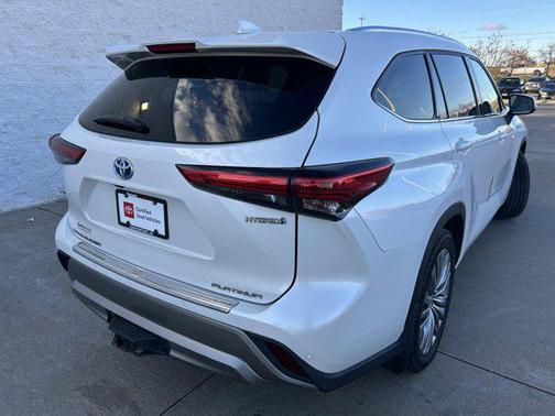 2021 Toyota Highlander Hybrid Platinum