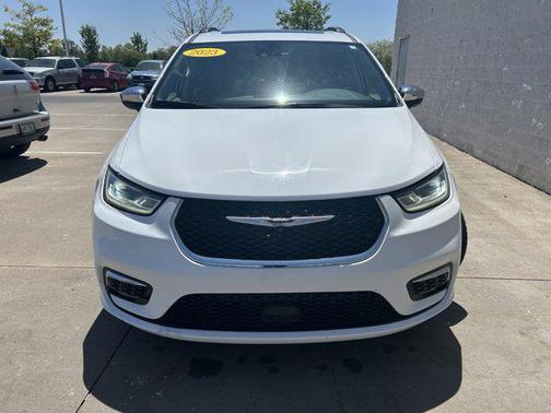 Bright White Clearcoat 2023 Chrysler Pacifica Limited