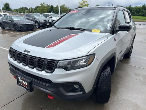 Silver Zynith Metallic Clearcoat 2025 Jeep Compass Trailhawk