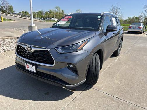 Magnetic Gray Metallic 2025 Toyota Highlander XLE
