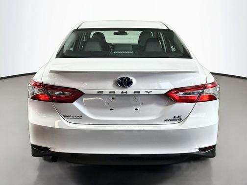Super White 2018 Toyota Camry Hybrid LE