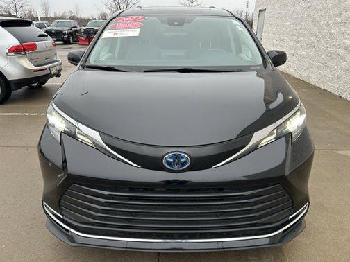 Midnight Black Metallic 2024 Toyota Sienna XLE