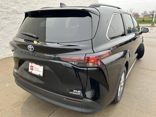 Midnight Black Metallic 2024 Toyota Sienna XLE
