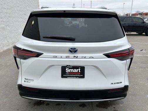 2025 Toyota Sienna Platinum
