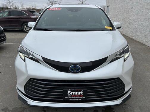 2025 Toyota Sienna Platinum