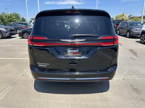 Diamond Black Crystal Pearlcoat 2024 Chrysler Pacifica Touring L