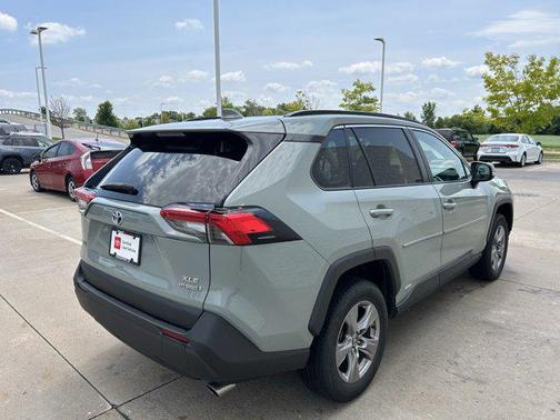 2022 Toyota RAV4 Hybrid XLE