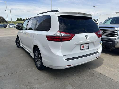 Super White 2020 Toyota Sienna LE