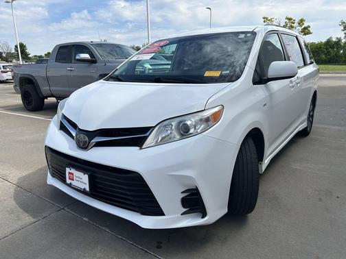 Super White 2020 Toyota Sienna LE