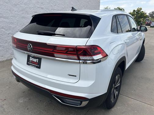 Pure White 2024 Volkswagen Atlas Cross Sport 2.0T SE