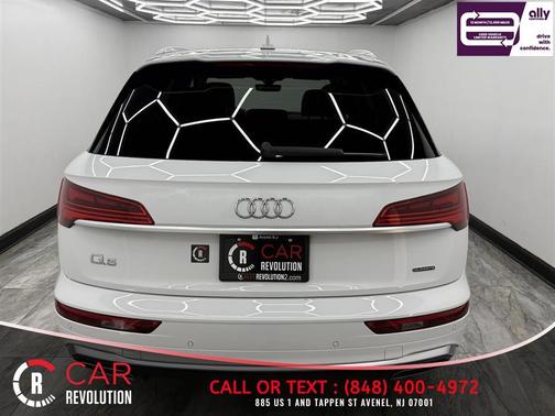 Glacier White Metallic 2024 Audi Q5 45 S line quattro Premium