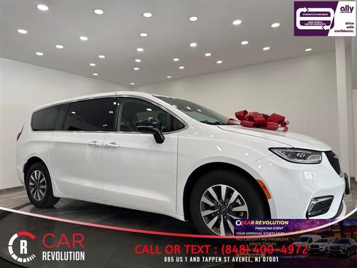 White 2024 Chrysler Pacifica Hybrid Select