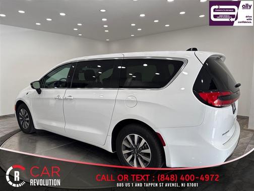 White 2024 Chrysler Pacifica Hybrid Select