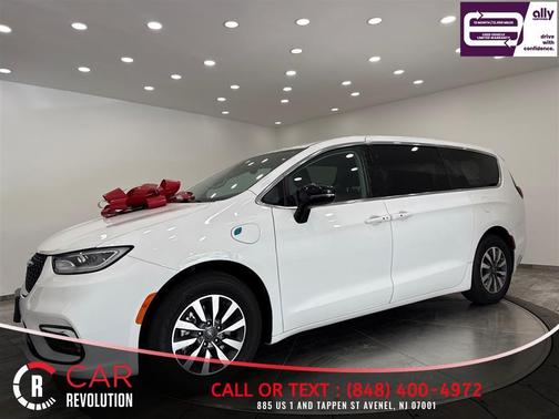 White 2024 Chrysler Pacifica Hybrid Select
