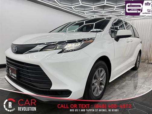 White 2022 Toyota Sienna LE