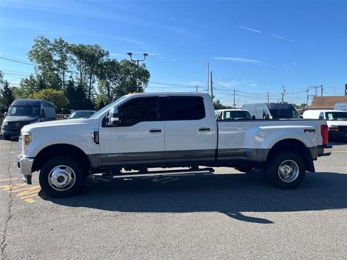 White 2019 Ford F-350 Lariat Super Duty