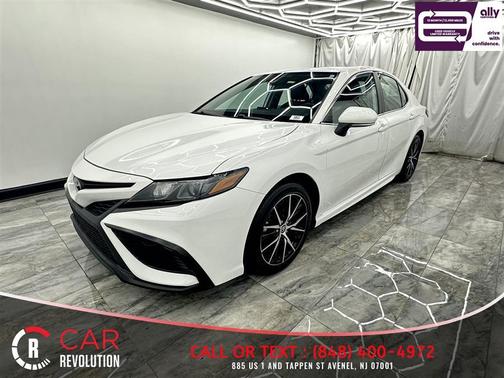 White 2022 Toyota Camry SE