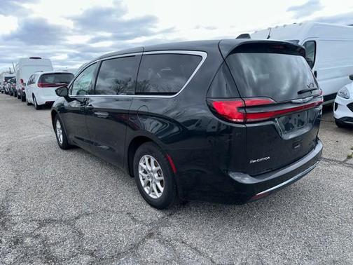 2023 Chrysler Pacifica Touring-L