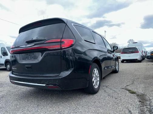 2023 Chrysler Pacifica Touring-L