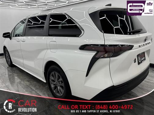 2023 Toyota Sienna LE