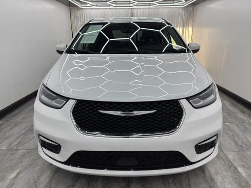 2023 Chrysler Pacifica Touring-L