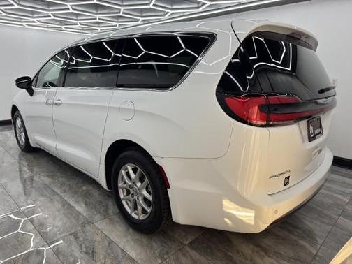 2023 Chrysler Pacifica Touring-L