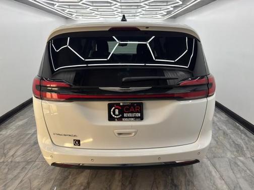 2023 Chrysler Pacifica Touring-L