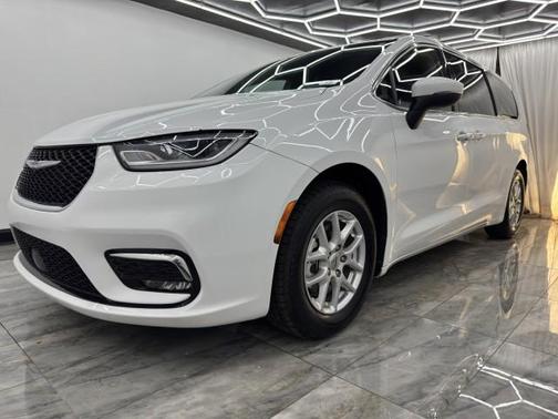 2023 Chrysler Pacifica Touring-L