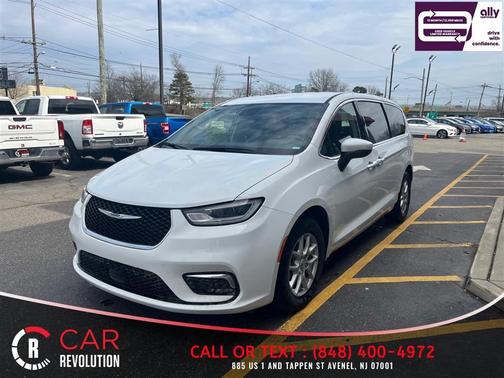 White 2023 Chrysler Pacifica Touring-L