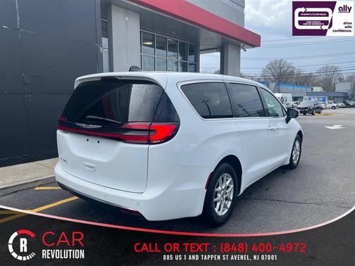 White 2023 Chrysler Pacifica Touring-L