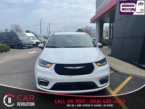White 2023 Chrysler Pacifica Touring-L