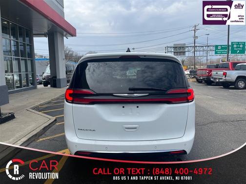 White 2023 Chrysler Pacifica Touring-L