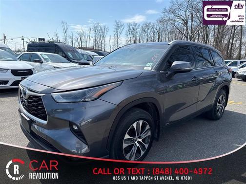 Gray 2022 Toyota Highlander Hybrid XLE