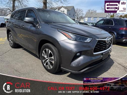 Gray 2022 Toyota Highlander Hybrid XLE