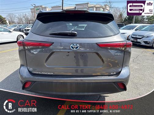 Gray 2022 Toyota Highlander Hybrid XLE