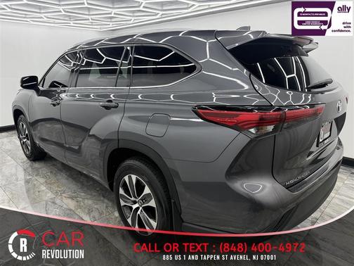 Gray 2022 Toyota Highlander Hybrid XLE