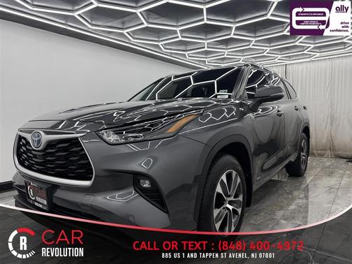 Gray 2022 Toyota Highlander Hybrid XLE