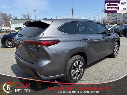 Gray 2022 Toyota Highlander Hybrid XLE