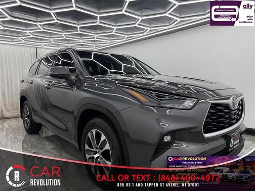 Gray 2022 Toyota Highlander Hybrid XLE