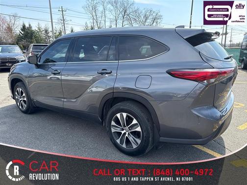 Gray 2022 Toyota Highlander Hybrid XLE