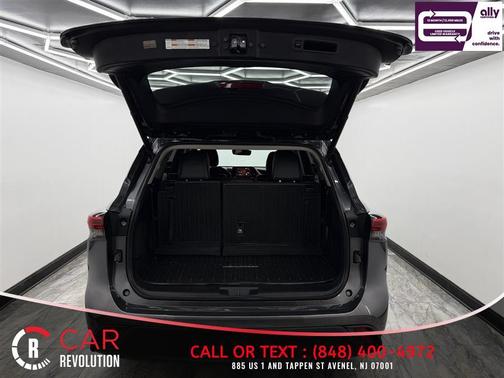 Gray 2022 Toyota Highlander Hybrid XLE