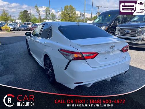 White 2019 Toyota Camry SE