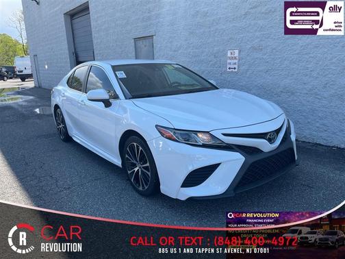 White 2019 Toyota Camry SE