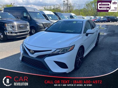 White 2019 Toyota Camry SE