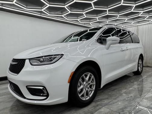2022 Chrysler Pacifica Touring-L