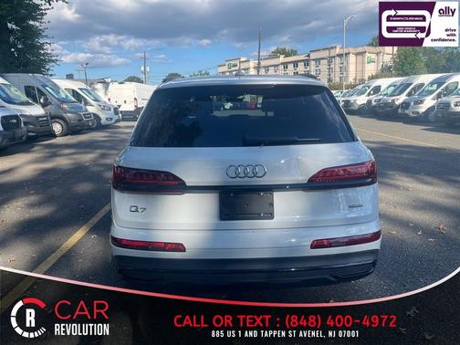 Glacier White Metallic 2023 Audi Q7 55 Premium