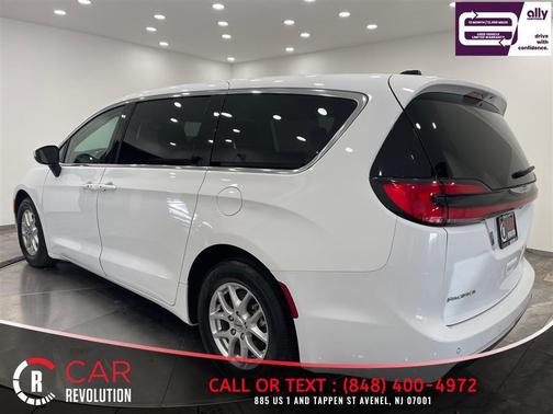 White 2023 Chrysler Pacifica Touring-L