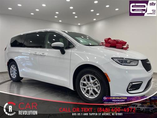 White 2023 Chrysler Pacifica Touring-L