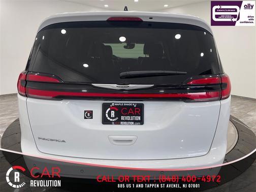 White 2023 Chrysler Pacifica Touring-L